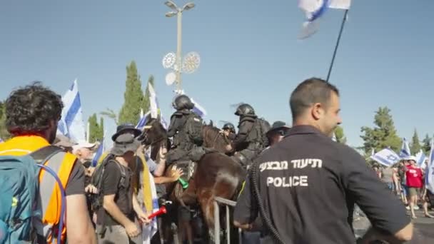 耶路撒冷 Israel 2023年7月24日在城市街道上游行的示威者 — 图库视频影像