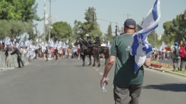 エルサレム イスラエル 2023年7月24日 市街地でデモ行進するデモ隊 — ストック動画