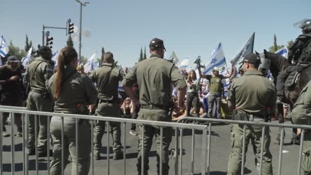 耶路撒冷 Israel 2023年7月24日在城市街道上游行的示威者 — 图库视频影像