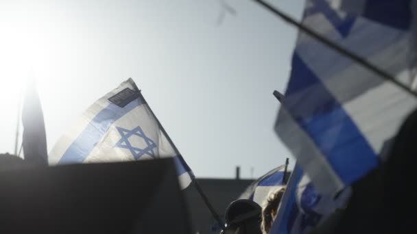Demonstratoren Zwaaiend Met Nationale Israëlische Vlaggen — Stockvideo