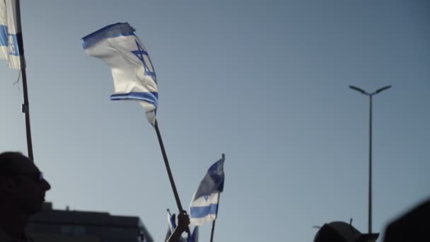 Демонстранты Размахивают Национальными Флагами Израиля — стоковое видео