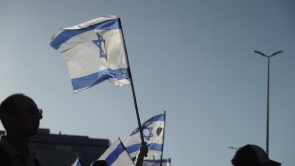 Manifestantes Ondeando Banderas Nacionales Israelíes — Vídeo de stock