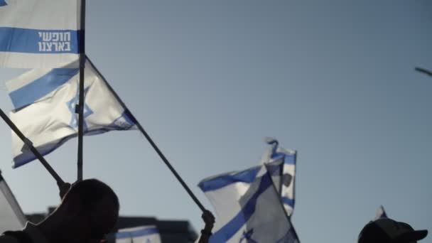 Demonstratörer Som Viftar Med Nationella Israeliska Flaggor — Stockvideo