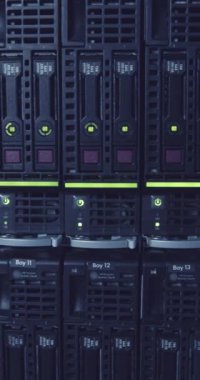 Yanıp sönen ışıkları olan bir veri merkezindeki büyük bir bilgisayar sunucu odasının dikey videosu