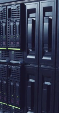 Yanıp sönen ışıkları olan bir veri merkezindeki büyük bir bilgisayar sunucu odasının dikey videosu