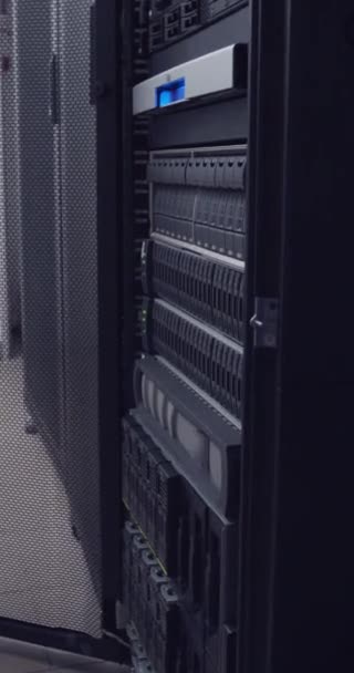 Verticale Video Van Een Grote Computerserverruimte Een Datacenter Met Knipperende — Stockvideo