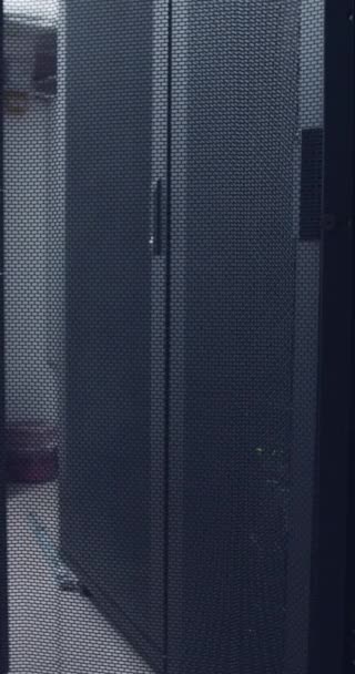 Yanıp Sönen Işıkları Olan Bir Veri Merkezindeki Büyük Bir Bilgisayar — Stok video