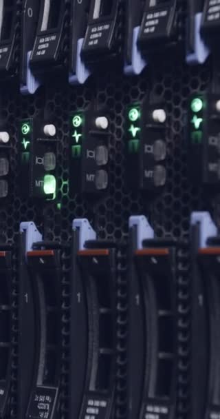 Вертикальное Видео Большого Компьютерного Серверного Помещения Дата Центре Мигающими Огнями — стоковое видео