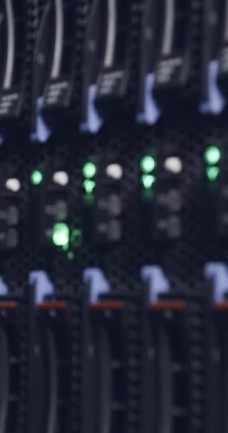 点滅するライトが付いているデータ センターの大きいコンピュータ サーバー部屋の縦のビデオ — ストック動画