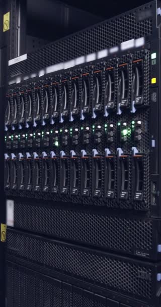 Vertikální Video Velké Počítačové Serverové Místnosti Datovém Centru Blikajícími Světly — Stock video