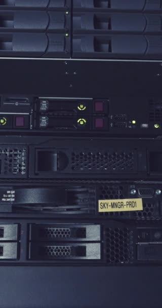 Yanıp Sönen Işıkları Olan Bir Veri Merkezindeki Büyük Bir Bilgisayar — Stok video