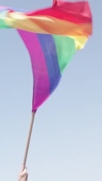 Langzame Beweging Van Regenboogvlag Zwaaiend Tijdens Een Trotse Parade — Stockvideo