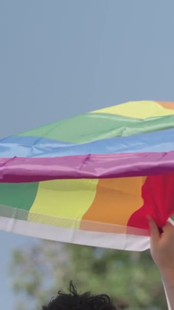 Медленное Движение Радужного Флага Размахивающего Время Парада Гордости — стоковое видео