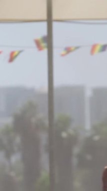 Gurur yürüyüşü sırasında gökkuşağı bayrağının yavaşça dalgalanması.