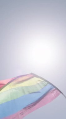 Gurur yürüyüşü sırasında gökkuşağı bayrağının yavaşça dalgalanması.