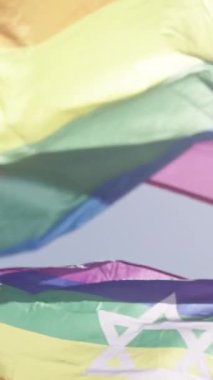 Gurur yürüyüşü sırasında gökkuşağı bayrağının yavaşça dalgalanması.