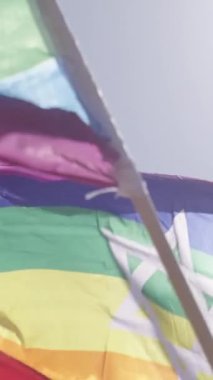 Gurur yürüyüşü sırasında gökkuşağı bayrağının yavaşça dalgalanması.