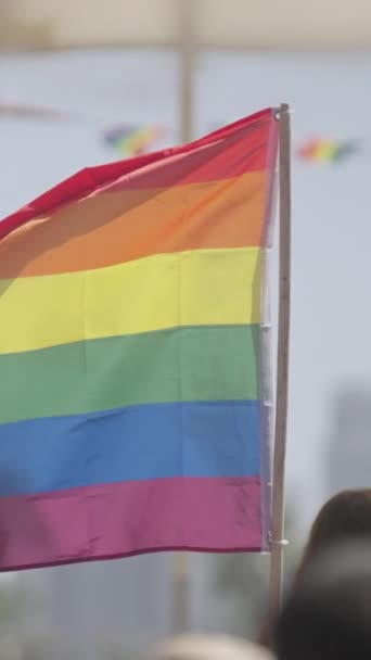 Movimento Lento Bandeira Arco Íris Acenando Durante Desfile Orgulho — Vídeo de Stock