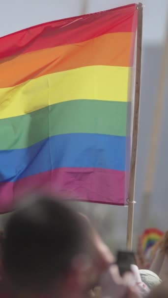 Movimiento Lento Bandera Del Arco Iris Ondeando Durante Desfile Orgullo — Vídeos de Stock