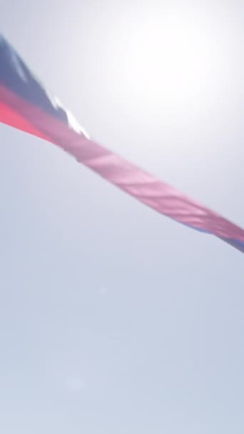 Rallentatore Della Bandiera Arcobaleno Sventola Durante Una Parata Dell Orgoglio — Video Stock