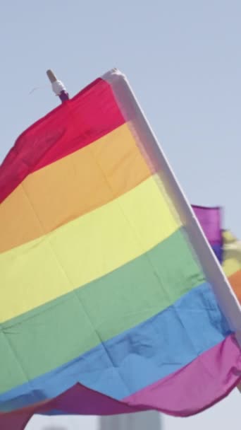 プライドパレード中に手を振る虹の旗のスローモーション — ストック動画