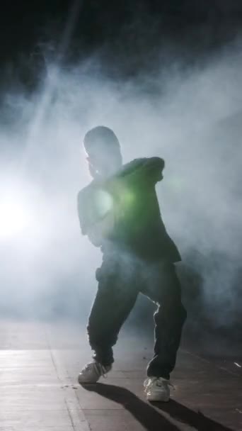 Dansçı Yavaş Çekimde Hip Hop Dansı Yapıyor Işık Duman Arka — Stok video