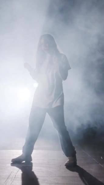Tänzerin Führt Hip Hop Tanz Zeitlupe Mit Licht Und Rauch — Stockvideo