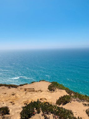 Cabo da Roca 'nın kayalıkları ve okyanusu