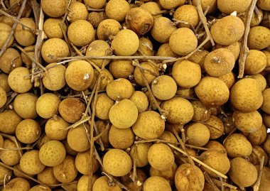 Gıda pazarında taze tatlı Longan tropikal meyvesi