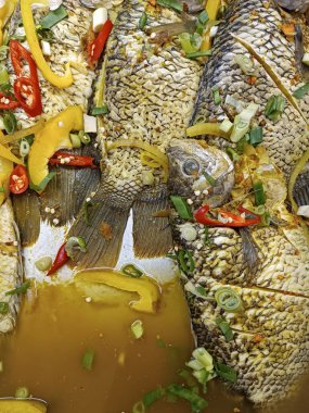 Taze çiğ Endonezya sazan balığı ve baharatlar pişirmeye hazır.