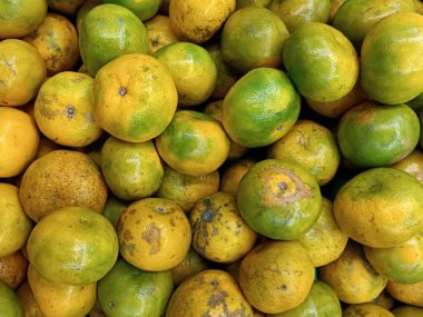 Gıda pazarında taze portakal yeşili meyve