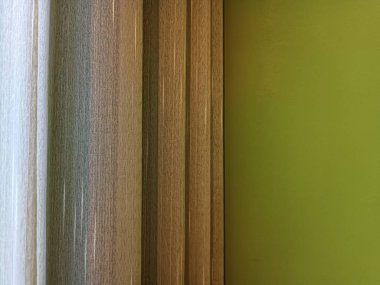 Kahverengi perdelerin pencere dekorasyonu odanın içi