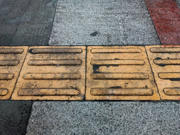 Schmutzige Gelbe Blindbodenspur Auf Der Straße — Stockfoto