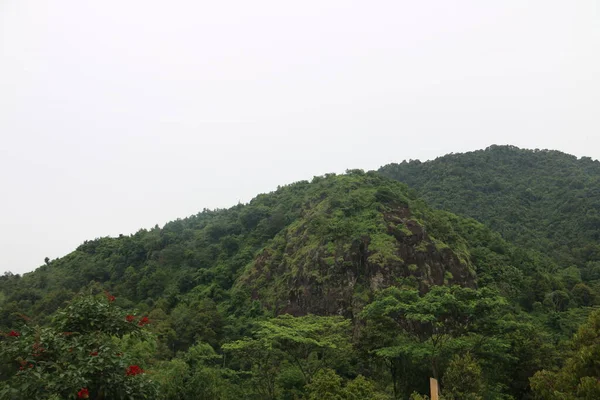 Взгляд Горы Окруженные Скалами — стоковое фото