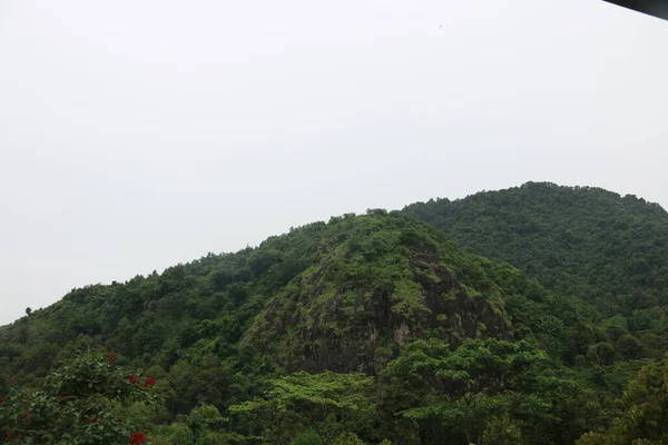 Etrafı Sarp Kayalıklarla Çevrili Dağlara Bak — Stok fotoğraf