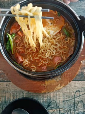 Asya usulü erişteli erişte çorbası ve kasede et.