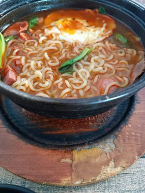 Asya usulü erişteli erişte çorbası ve kasede et.