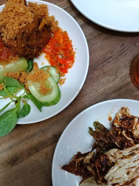 Kızarmış tavuk ve kızarmış lahana Endonezya restoranında servis ediliyor.