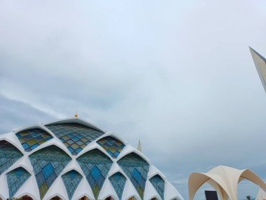 Endonezya 'nın Batı Cava eyaletindeki Al Jabbar adlı büyük caminin nefes kesici manzarası.