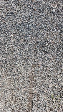 Bahçede yer süsü olarak kullanılan çakıl taşı koleksiyonu.