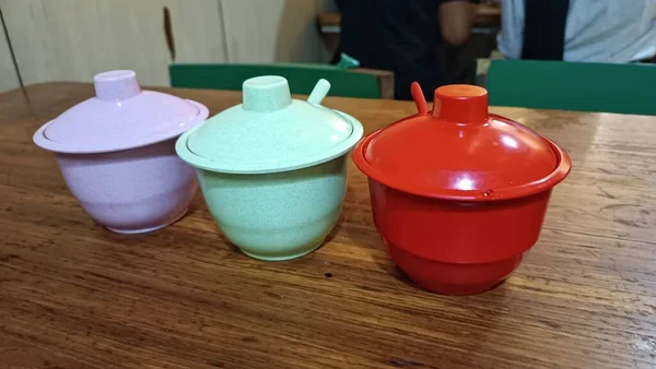 Trois Petits Pots Épices Orange Turquoise Violet Sur Une Table — Photo