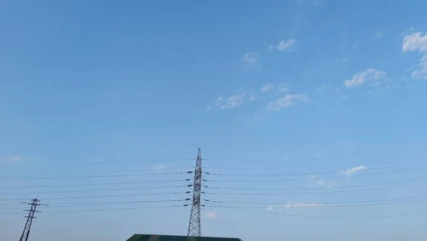 Torre Energía Eléctrica Eleva Contra Cielo Azul —  Fotos de Stock