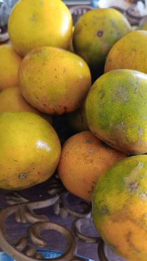 Bir sepet portakal ve mandalina.