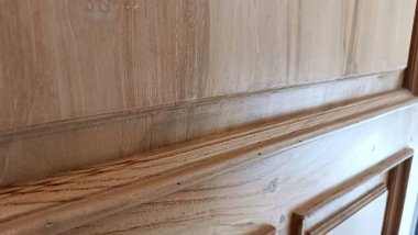 Duvardaki ahşap panelin doğal, kırsal bir havası var. Tahtanın tanecikleri görünür ve paneller biraz yıpranmış. Bu da ona bir tarih ve karakter hissi veriyor.