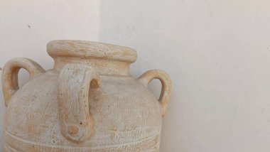 Eşsiz kulpları ve Taş Duvar Arkaplanı olan Vintage Earthenware Tencereleri