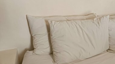 Yumuşak Minimalist Yatakta Konforlu Bej Yastıklar