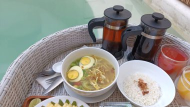 Havuzda Yüzen Tepside Lezzetli Asya Kahvaltısı