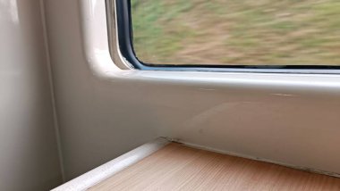 Minimalist İçişleri ile Tren Penceresinden Görüntüle