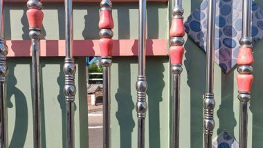 Kırmızı Aksanlı ve Yeşil Üslü Dekoratif Demir Çit