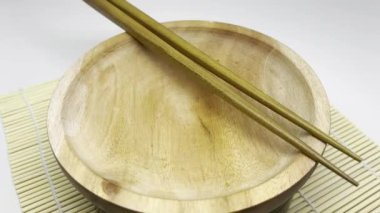 Yemek için hazır, çubuklu ahşap bir kase..